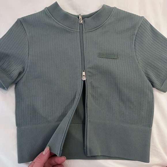 BO&TEE Ribbed short sleeve zip front top - Picture 2 of 5